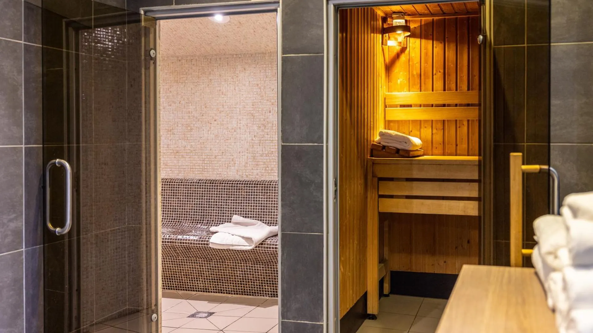 Novotel Leeds Centre 4*, לידס